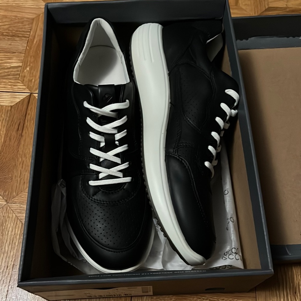 black ecco soft 7 runner shoes, size 9-9.5